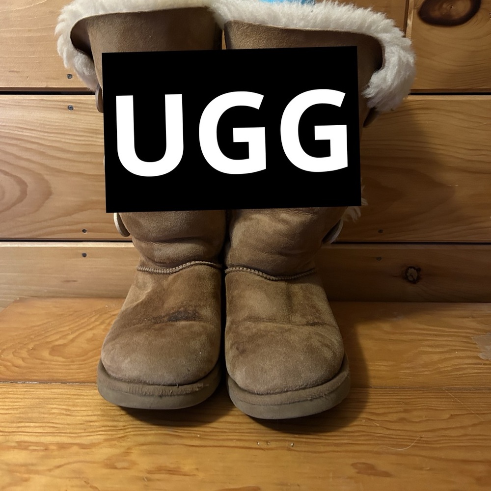 UGG Bailey 3 Button size 8